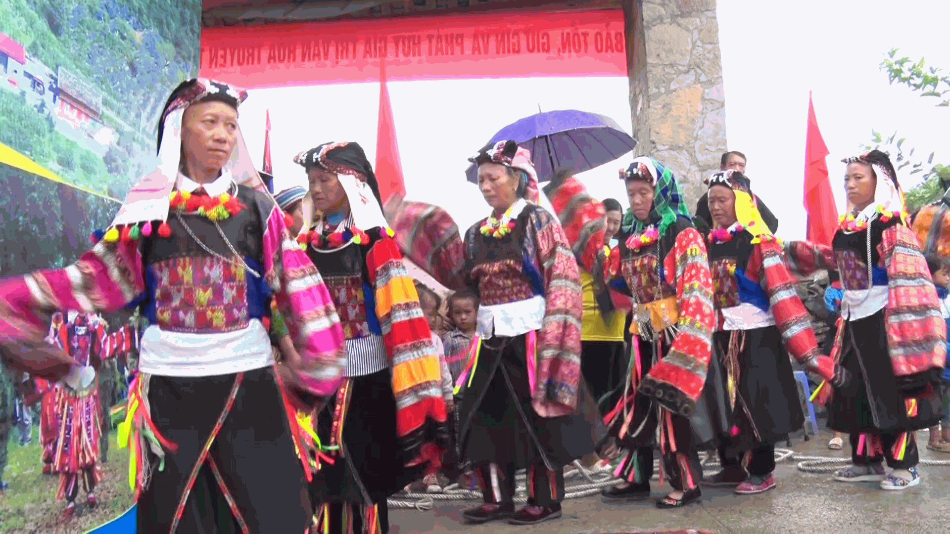 LÀNG VĂN HOÁ DU LỊCH THÔN  LÔ LÔ CHẢI, XÃ LŨNG CÚ