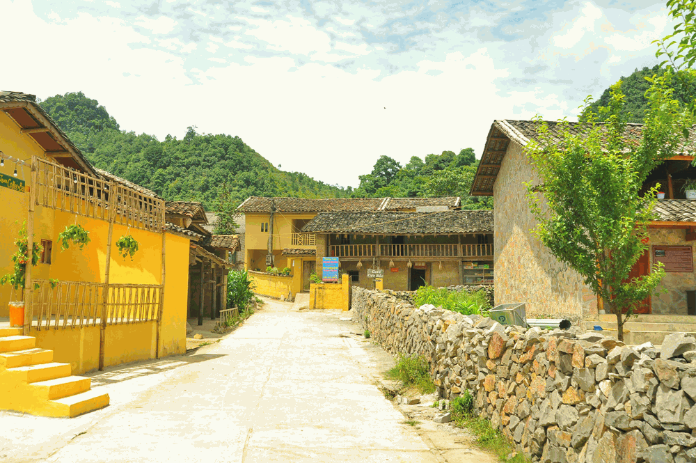 LÀNG VĂN HOÁ DU LỊCH THÔN  LÔ LÔ CHẢI, XÃ LŨNG CÚ