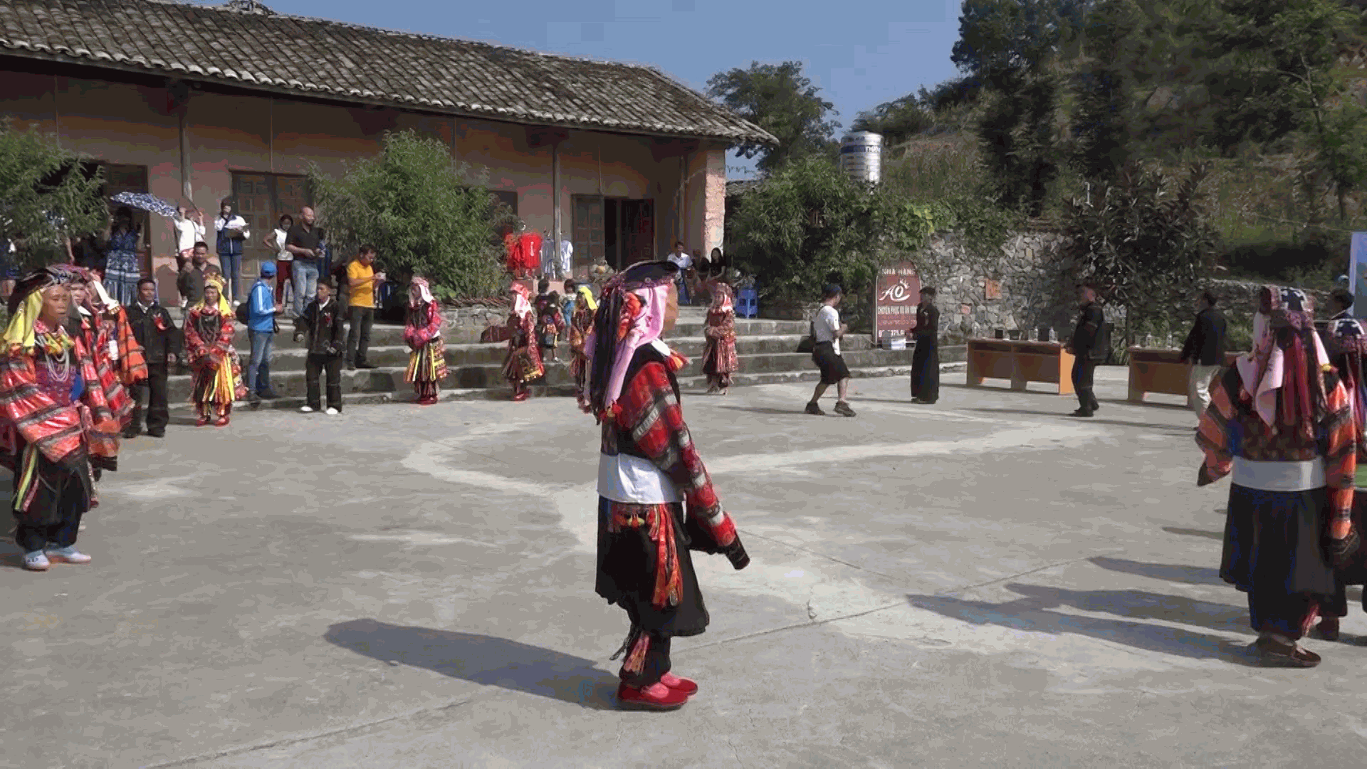 LÀNG VĂN HOÁ DU LỊCH THÔN  LÔ LÔ CHẢI, XÃ LŨNG CÚ